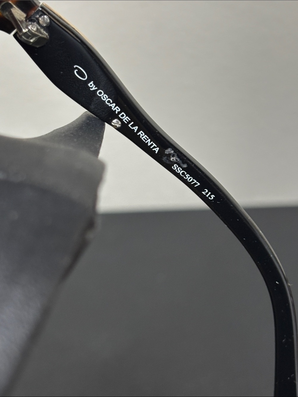 Oscar de la Renta Tortoiseshell Round Sunglasses with Brown Gradient Lenses - Picture 5 of 9